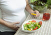 Dieta w ciąży – ciężarna kobieta jedząca zdrową sałatkę