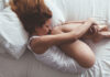 Choroba wdowia - smutna młoda kobieta leżąca w łóżku