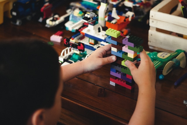 Zabawki edukacyjne a rozwój emocjonalny dziecka - jakie modele wybrać