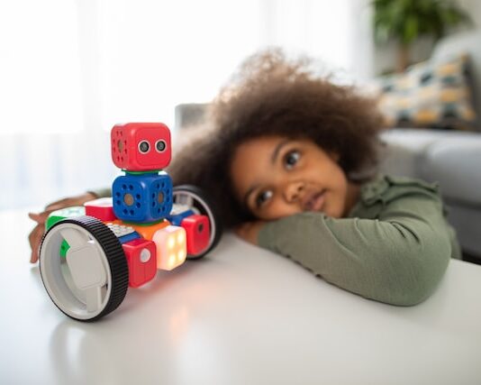 Jakie zabawki interaktywne są najlepsze dla dzieci z zaburzeniami sensorycznymi?