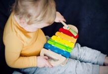 Jakie zabawki dla niemowląt pomagają w rozwijaniu koordynacji wzrokowo-ruchowej