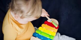 Jakie zabawki dla niemowląt pomagają w rozwijaniu koordynacji wzrokowo-ruchowej