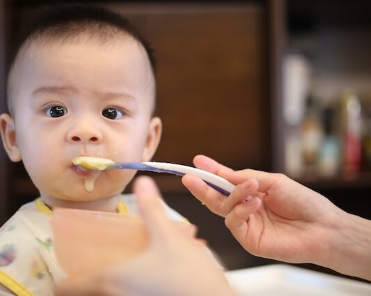 Częste problemy związane z karmieniem niemowląt i jak sobie z nimi radzić