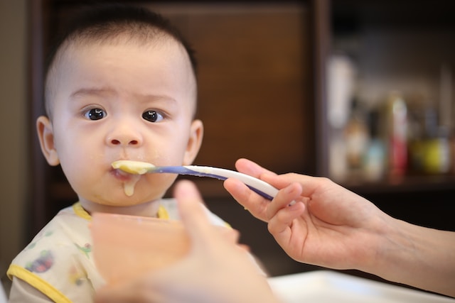 Częste problemy związane z karmieniem niemowląt i jak sobie z nimi radzić