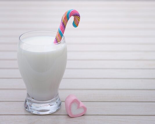 Czy napoje mleczne dla dzieci powinny być słodzone i jakie skutki może mieć nadmierna konsumpcja cukru u dzieci
