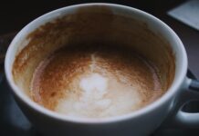 Dlaczego ekspres do kawy nie spienia mleka