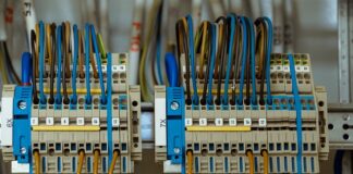 Gdzie znajdują się bezpieczniki opel astra k?