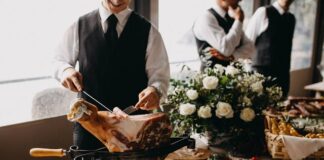 Wiejski stół i szynka dojrzewająca – połączenie tradycji i elegancji na przyjęciu Szynka dojrzewająca