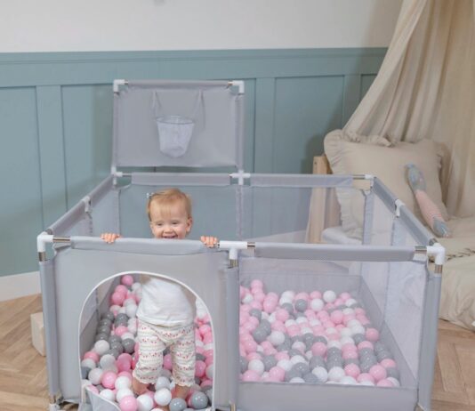 Kojec dla dzieci – jak wybrać bezpieczną i rozwijającą przestrzeń do zabawy w domu? Kojec dla dzieci