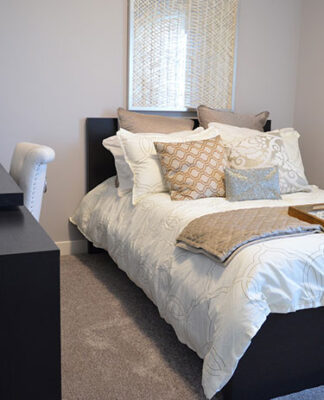 Bawełniane prześcieradła z gumką czy prześcieradła bez gumki z satyny – które wybrać do swojej sypialni? Bawełniane prześcieradła z gumką