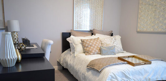 Bawełniane prześcieradła z gumką czy prześcieradła bez gumki z satyny – które wybrać do swojej sypialni? Bawełniane prześcieradła z gumką